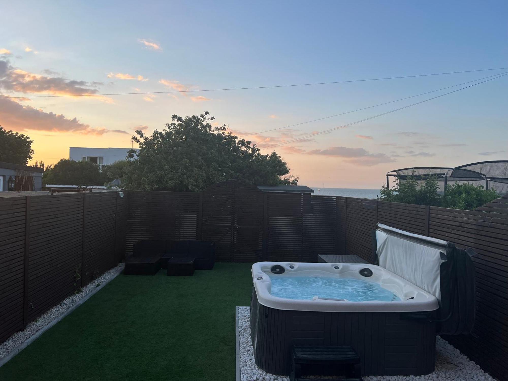 Broadway Beach Home With Hot Tub 荷尼湾 外观 照片